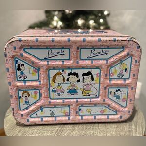 vintage 1998 Peanuts Beauties Fabulous Girls Collectible tin box 13” x 9” X 7.5”